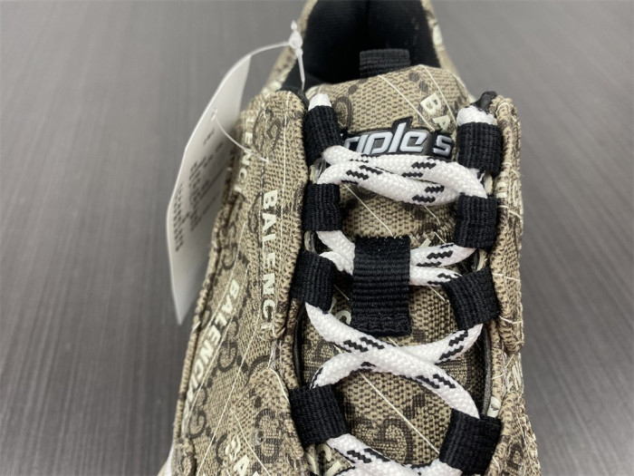 G*u*i*blcg triple s sneaker 677192 ulz10 9795