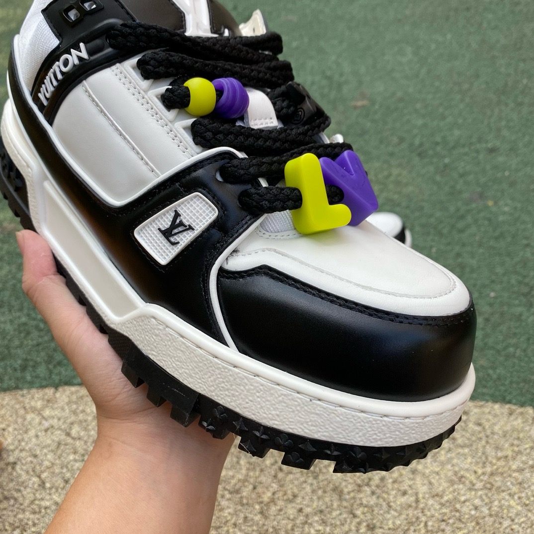 LV TRAINER MAXI black and white